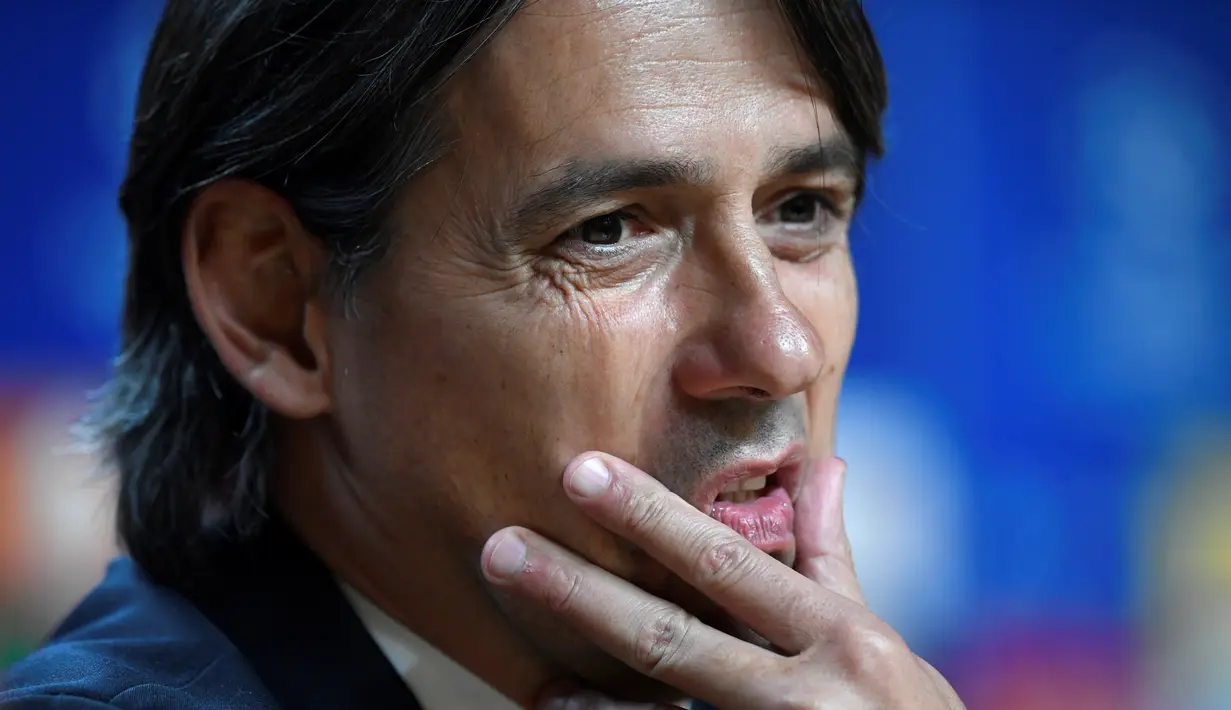 Pelatih Inter Milan Simone Inzaghi memberi isyarat saat konferensi pers di Stadion Dragao, di Porto, pada 13 Maret 2023. Porto dipaksa bertekuk lutut pada leg pertama di Italia. Wakil Portugal tersebut takluk 0-1. Gol tunggal Inter diciptakan oleh Romelu Lukaku menit 86. (AFP/Miguel Riopa)