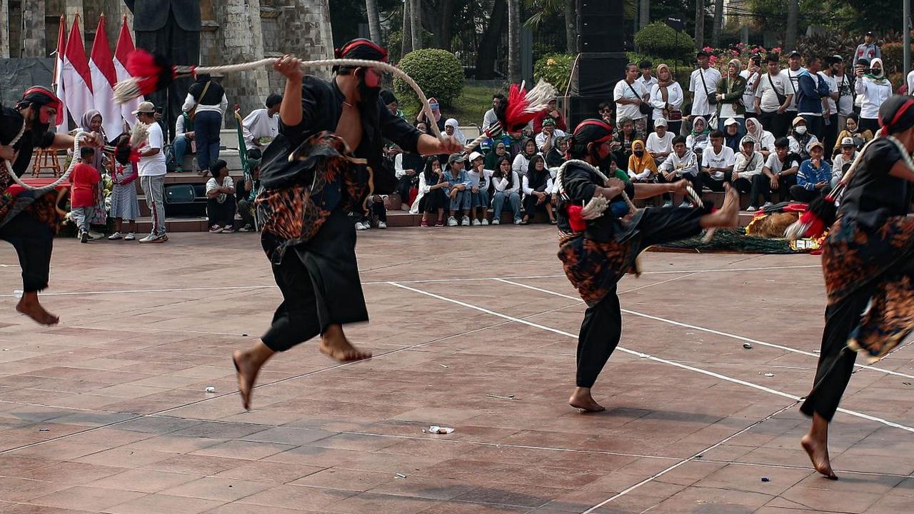 Parade dan apel Pancasila Sakti yang digelar di kawasan Tugu Proklamasi, Jakarta Pusat, Minggu (1/10/2023) dibuka oleh penampilan performance art penari Reog Ponorogo.<br>
