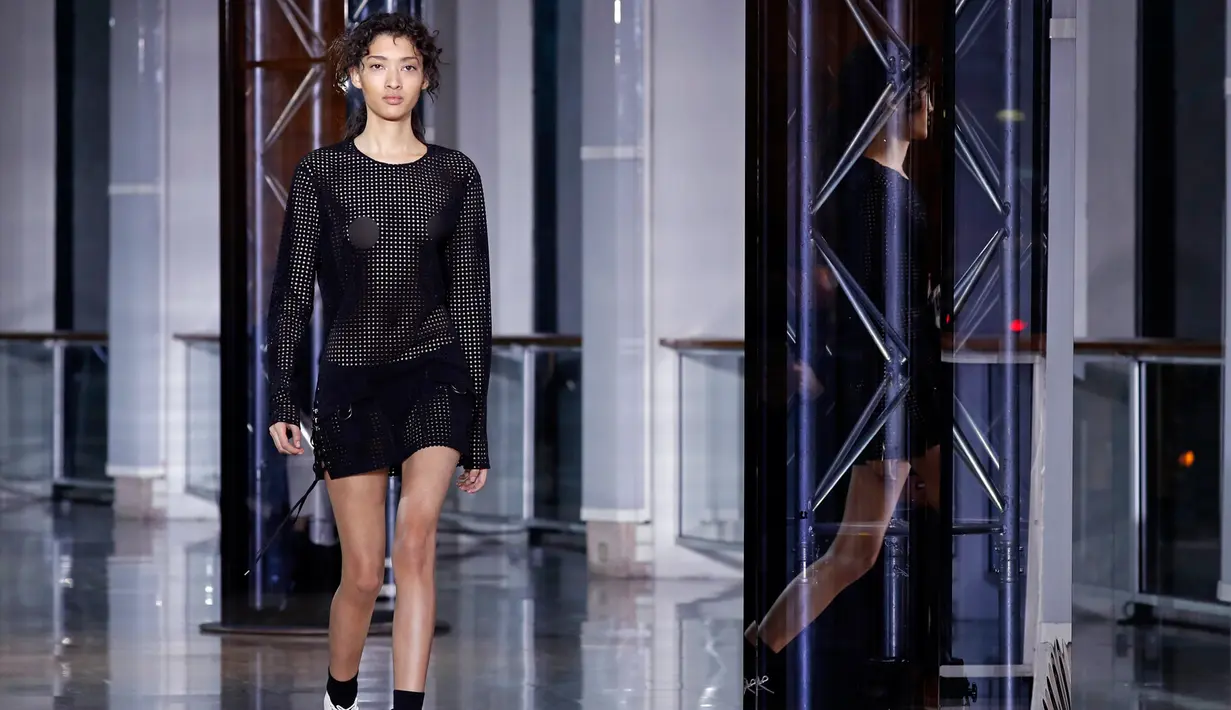 Model mengenakan busana desainer Anthony Vaccarello saat peragaan busana musim panas/dingin 2016/2017 untuk wanita di Paris , Perancis , 1 Maret 2016. (REUTERS / Benoit Tessier)