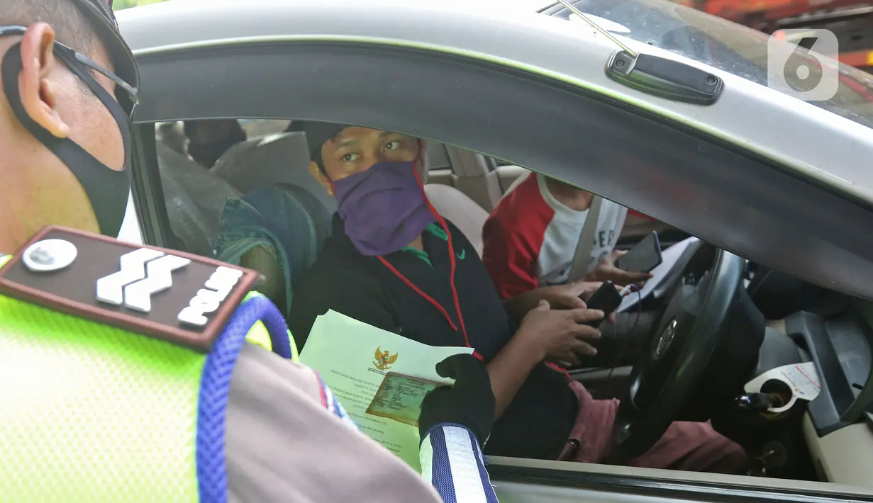 Polisi memeriksa kendaraan di Pos Penyekatan Jalur Mudik, Gerbang Tol Cikarang Barat, Bekasi, Rabu (20/5/2020). Sejak 24 April sampai 19 Mei 2020, Ditlantas Polda Metro Jaya telah memutarbalikkan 20.972 kendaraan mudik Lebaran yang hendak meninggalkan Jabodetabek. (Liputan6.com/Herman Zakharia)