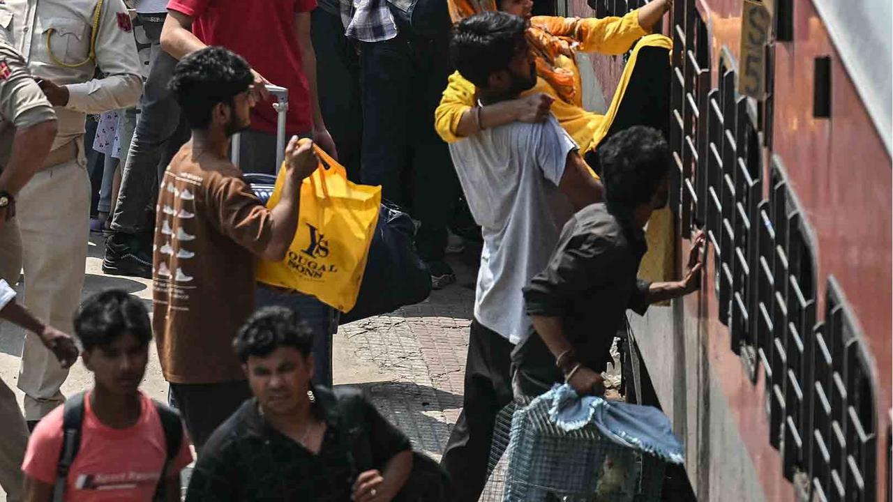 FOTO: Konflik India-Pakistan Memanas, Warga Panik Mengungsi KeTempat Aman