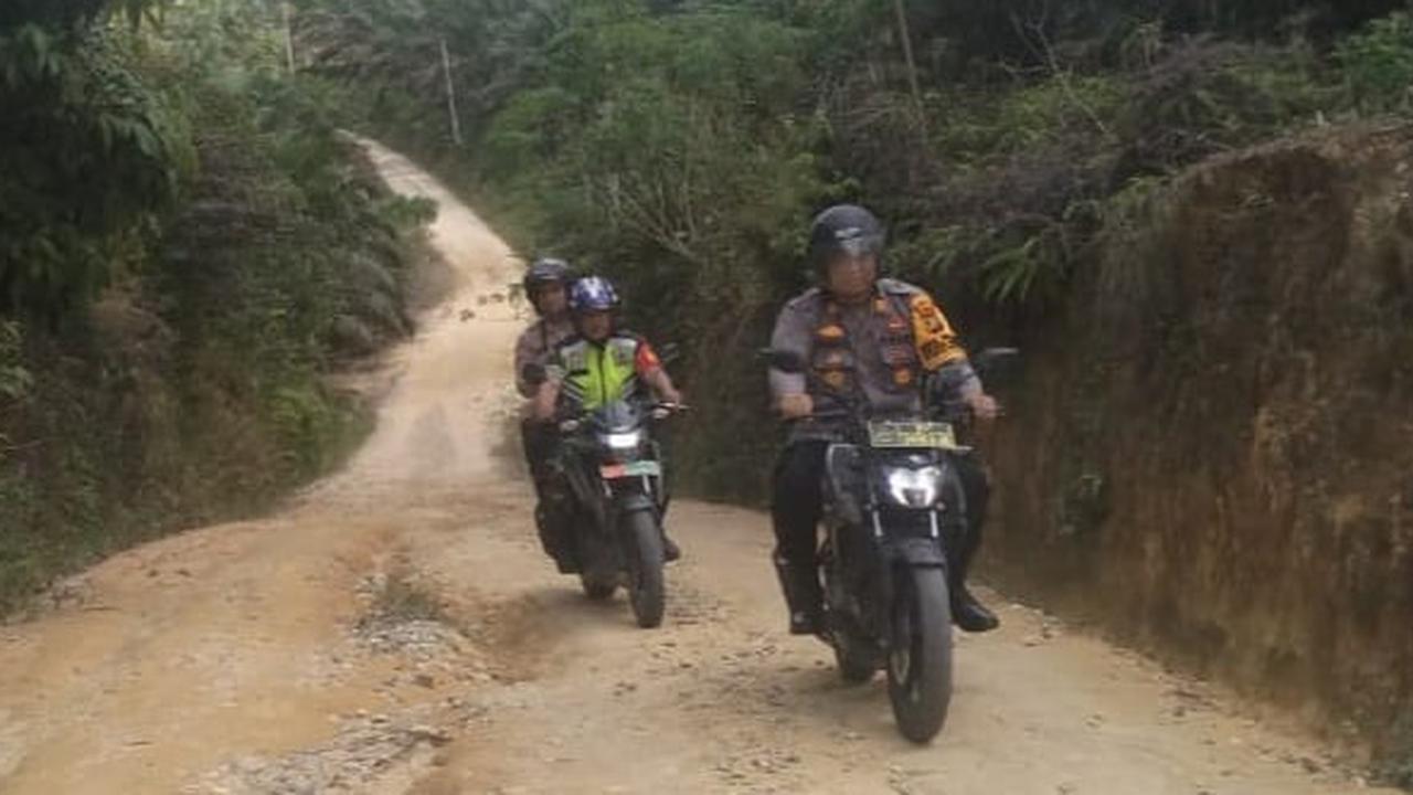 Perjuangan Polisi Lewati Jalan Terjal Berliku ke Desa Terpencil di Pelalawan Demi Pemilu Damai