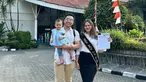 Dengan rasa syukur yang mendalam, Nadya Indri berhasil menyelesaikan impian menjadi lulusan magister pada usia 27 tahun. Ia mengungkap perjuangannya kuliah di Universitas Paramadina. Ibu dua anak ini memulai kuliah dari bulan September 2020 hingga September 2023. Meskipun mengalami penundaan selama satu tahun karena mengandung dua kali, semangatnya untuk mencapai gelar magister tidak pernah surut. (Liputan6.com/IG/@nadyaindry)