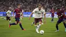 Pemain Bayern Munchen, Harry Kane menggring bola pada laga Piala Super Jerman 2023 melawan RB Leipzig di Allianz Arena, Munchen, Jerman, Minggu (13/08/2023) dini hari WIB. (AP Photo/Matthias Schrader)