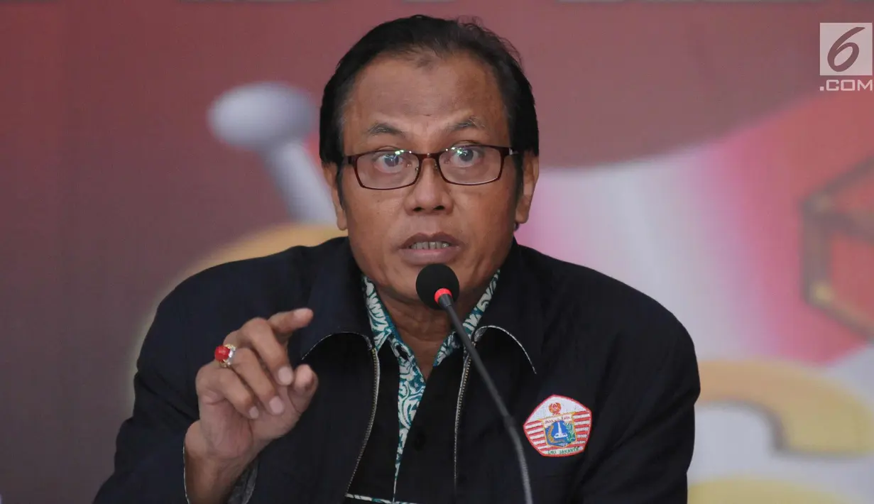 Ketua Binpres Pengprov PP PBVSI DKI, Budiawan memberi keterangan terkait turnamen voli Danjen Kopassus-BNI Open 2018 di Jakarta, Kamis (29/3). Turnamen ini akan berlangsung pada 2 hingga 8 April mendatang. (Liputan6.com/Helmi Fithriansyah)
