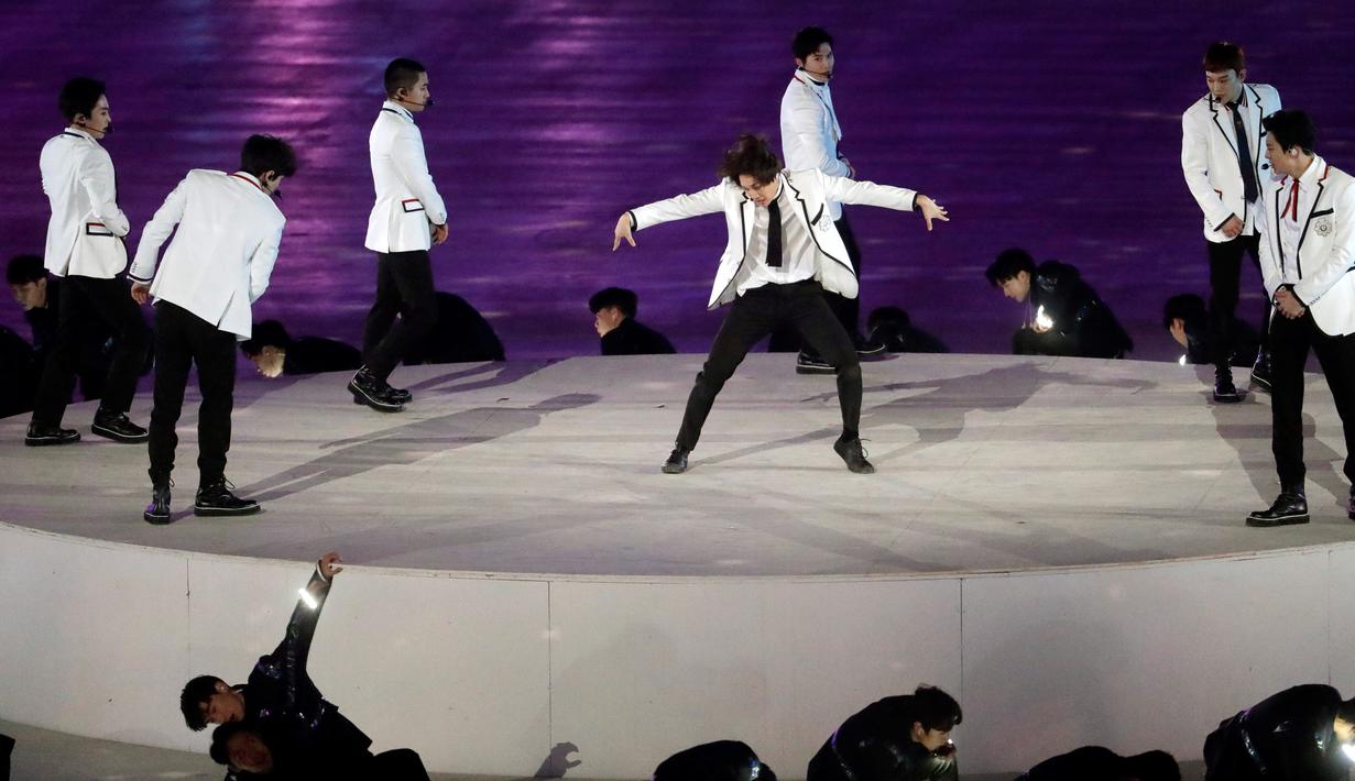 Boyband EXO menyuguhkan penampilan spektakuler mereka di upacara penutupan Olimpiade Musim Dingin 2018 di Pyeongchang, Korea Selatan, Minggu (25/2). Didampingi 43 penari latar, EXO memukau penonton dengan koreografi yang enerjik. (AP Photo/Charlie Riedel)