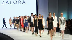 Sejumlah model memperagakan busana rancangan Zalora  pada ajang Indonesia Fashion Week 2015 di JCC Senayan, Jakarta, Kamis (26/2/15). (Liputan6.com/Panji Diksana)