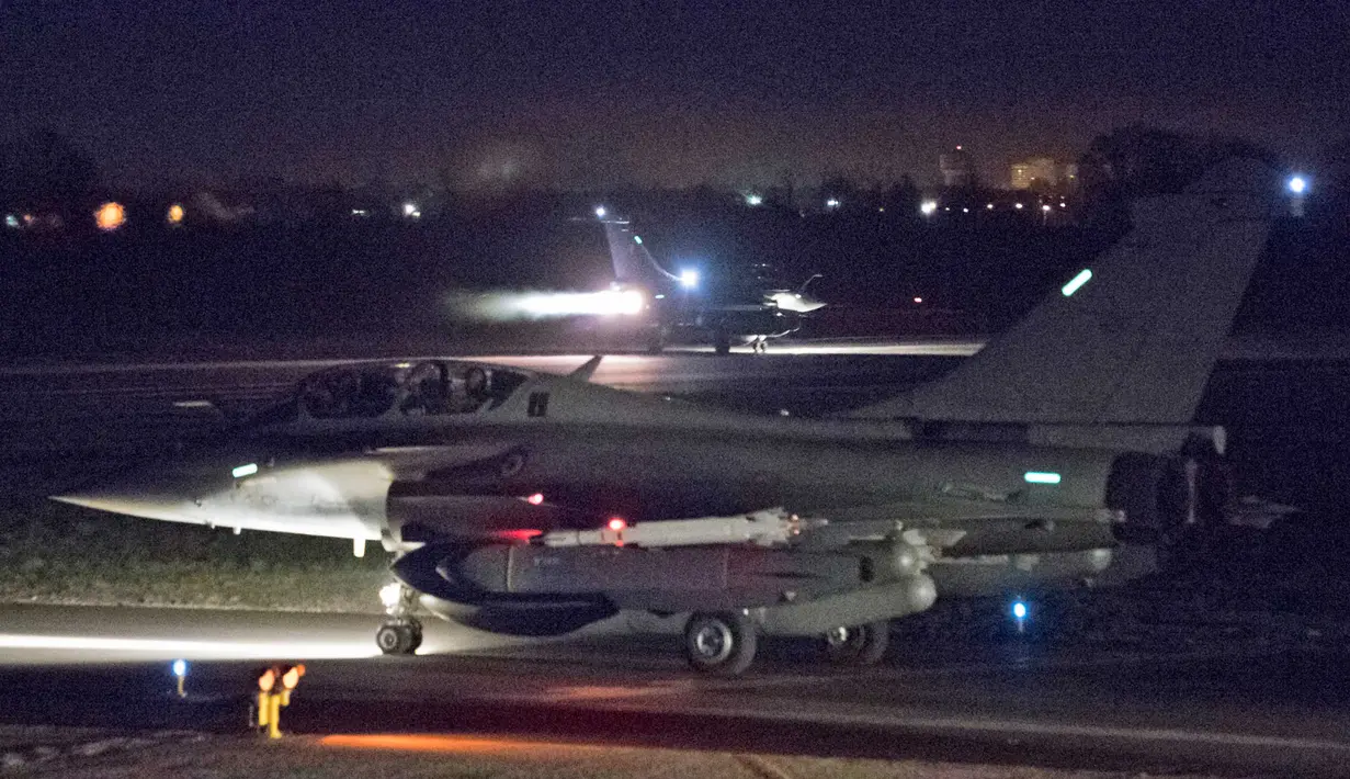 Jet tempur jenis Dassault Rafale milik Prancis bersiap untuk lepas landas di Pangkalan Udara Saint-Dizier, Jumat (13/4). Jet tempur itu berangkat ke Suriah membantu Amerika Serikat untuk melakukan penyerangan ke Damaskus. (ECPAD / AFP)