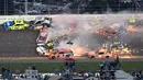 Sejumlah mobil terlibat kecelakaan dalam balapan NASCAR Daytona 500 di Daytona International Speedway, Daytona Beach, Florida, AS, Minggu (17/2). Kecelakaan tersebut dipicu oleh Paul Menard. (AP Photo/Phelan M. Ebenhack)