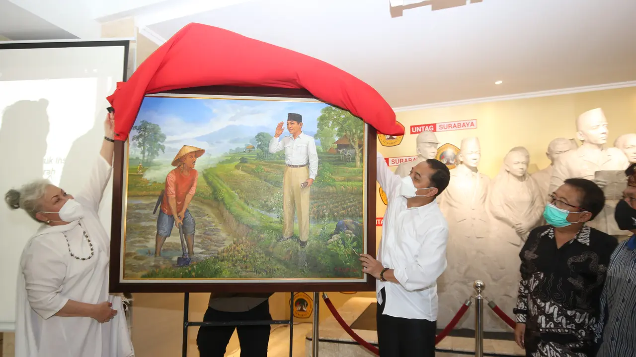 Wali Kota Surabaya Eri Cahyadi dengan lukisan Bung Karno dan Marhaen. (Dian Kurniawan/Liputan6.com)