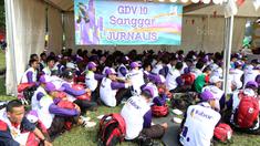 Suasana pada sanggar Jurnalistik yang penuh dengan peserta Raimuna Nasional XI di Bumi Perkemahan Cibubur, Selasa (15/8/2017). Kegiatan ini sebagai bentuk dari pembelajaran jurnalistik olahraga. (Bola.com/Nicklas Hanoatubun)