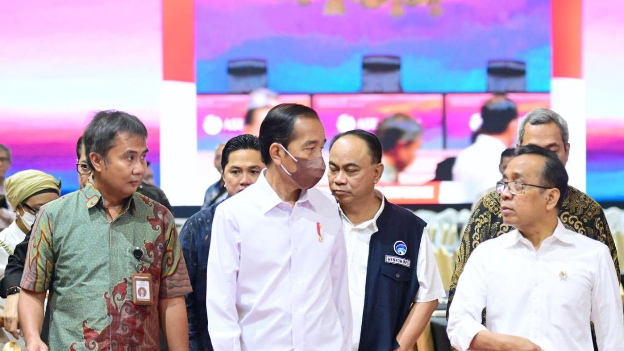 Presiden Joko Widodo atau Jokowi meninjau persiapan lokasi penyelenggaraan Konferensi Tingkat Tinggi (KTT) ke-43 ASEAN di Jakarta Convention Center (JCC), Jakarta, pada Jumat (1/9/2023).&nbsp;Pada kesempatan tersebut, Presiden tampil tak biasa. Jokowi kem