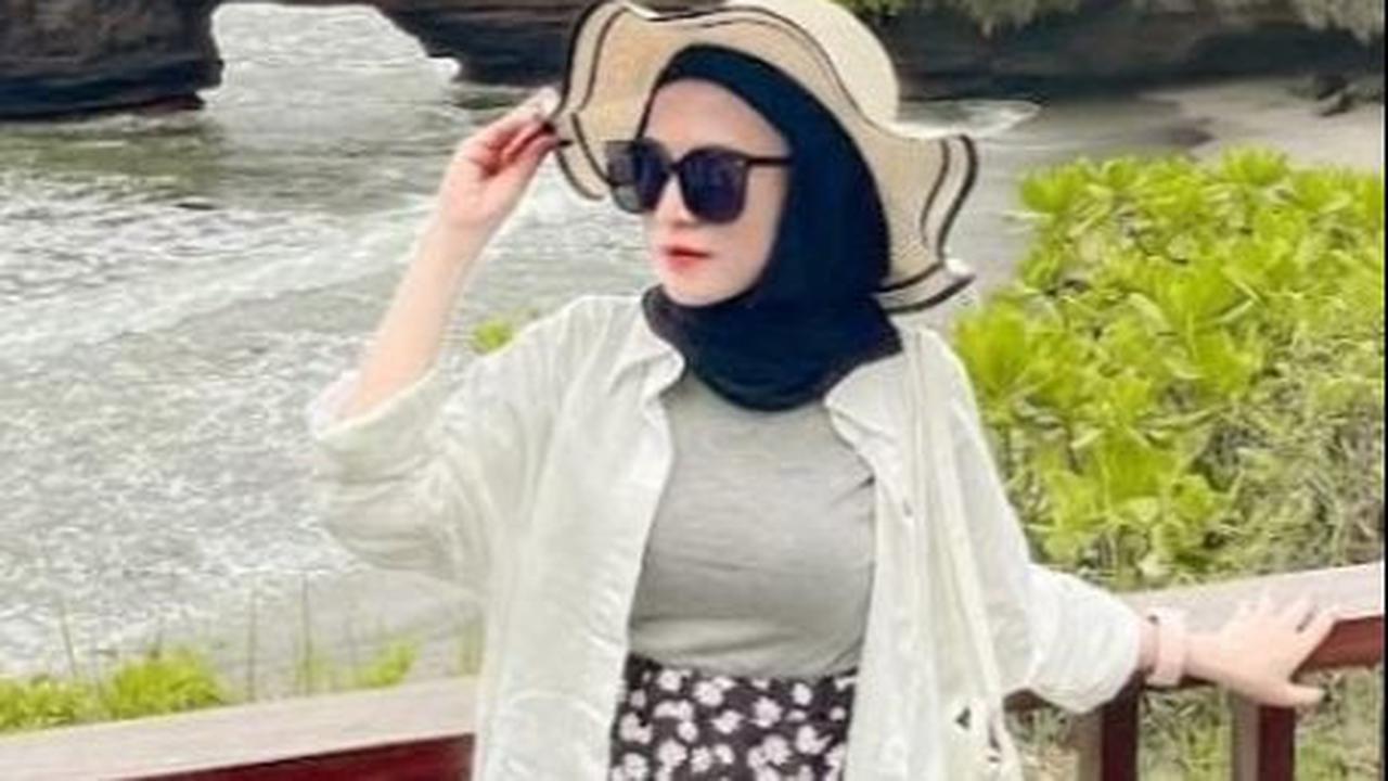 "Sebelumnya, passion saya adalah foto dan berpose di depan kamera. Sehingga, banyak tawaran kerja sama datang," ungkap Intan.