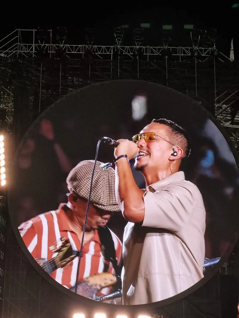 Bikin Fans Kaget, Maliq & D'essentials Tampil Jadi Guest Star di Konser Coldplay Jakarta