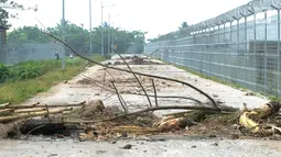 Penampakan Jalan Perimeter Utara yang diblokir warga, Rawa Rengas, Kosambi, Tangerang, Banten, Selasa (2/7/2019). Akses menuju Bandara Soekarno-Hatta (Soetta) tersebut rencananya akan dibangun landasan pacu atau Runway 3. A. (merdeka.com/Arie Basuki)