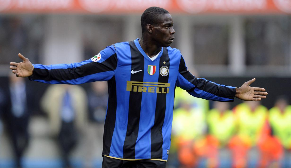 Selebrasi striker Inter Milan, Mario Balotelli setelah mencetak gol ke gawang Palermo pada laga Liga Italia 2008/2009 di San Siro Stadium, Milan (11/3/2009). Mario Balotelli terlebih dahulu membela Inter Milan selama 3 musim mulai 2007/2008 hingga 2009/2010. Ia kemudian hengkang ke Manchester City pada 2010/2011 dan bertahan selama 2,5 musim hingga pertengahan musim 2012/2013. (AFP/Damien Meyer)