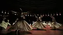Para darwis dari ordo Mevlevi menari saat tampil dalam upacara memperingati wafatnya Jalaluddin Rumi di Sheb-i Arus, Konya, Turki, Minggu (16/12). Jalaluddin Rumi merupakan ahli tasawuf dan penyair religi legendaris. (AP Photo/Lefteris Pitarakis)