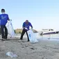 Pengumpulan sampah plastik di salah satu pantai di Labuan Bajo. (dok. Danone-Aqua)