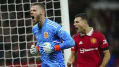 idak mengherankan jika Timnas Spanyol selalu jadi unggulan dalam beberapa turnamen besar antar-negara. Dengan skuad yang selalu mentereng, mereka kembali jadi unggulan di ajang Piala Dunia 2022 Qatar. Seperti di posisi penjaga gawang, mereka mempunyai 5 kiper dengan kualitas merata yang membuat Luis Enrique harus memutar otak lebih keras dalam menentukan tiga kiper yang akan dibawanya ke Qatar nanti. Berikut kelima kiper tersebut. (AP/Jon Super)