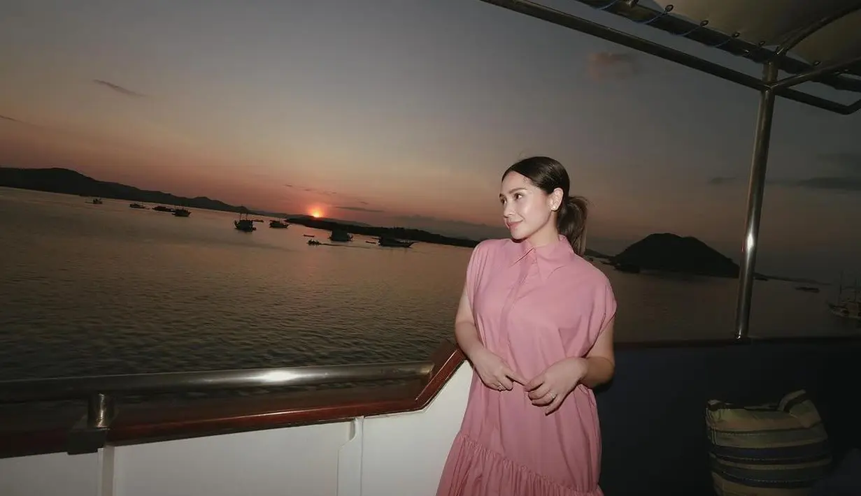 Rona soft pink pun diaplikasikan pada kelopak mata, blush on, dan bibirnya yang membuat penampilannya kian segar, juga lembut.  [@raffinagita1717].