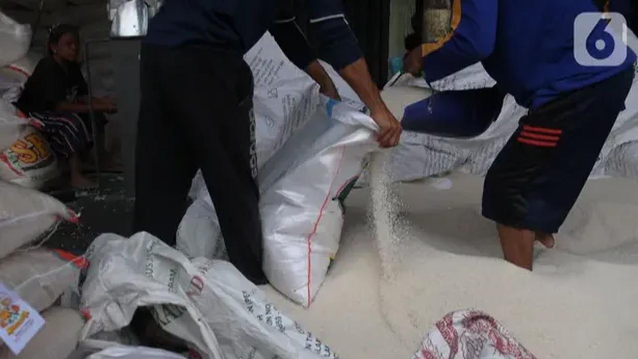Mukroni pun harus putar otak untuk mengatasi kerugian akibat kenaikan harga beras.