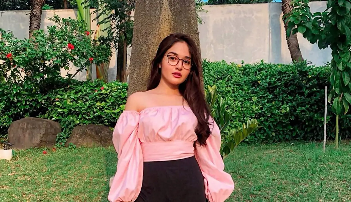 Dalam media sosial Instagramnya, aktris yang juga model ini kerap membagikan gayanya sehari-hari yang tampil kasual namun stylish. Seperti saat mengenakan busana off-shoulder yang memperlihatkan pundaknya. Banyak yang memuji penampilannya tersebut dengan berbagai komentar di media sosial Instagramnya. (Liputan6.com/IG/@jasmineelfirabs)