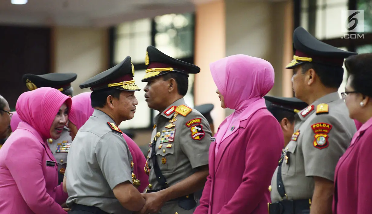 Kapolri Jenderal Tito Karnavian menyalami pejabat tinggi Polri saat sertijab di Jakarta, Kamis (24/1). Pada kesempatan itu, Tito menegaskan mutasi yang dilakukan tidak ada kaitannya dengan fraksi dan friksi di internal Polri. (Merdeka.com/Imam Buhori)