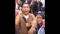 Viral seorang pria mengancam akan memenggal kepala Jokowi. (YouTube)