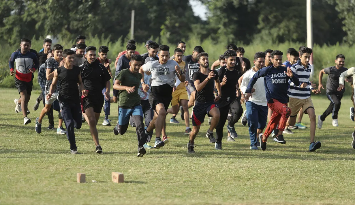 Pemuda India menjalani pelatihan fisik di desa Jhiri dekat perbatasan India Pakistan, pinggiran Jammu, India, Rabu (6/10/2021). Latihan ini agar para pemuda dapat masuk ke pasukan Pertahanan dengan keterampilan fisik dan mental. (AP Photo/Channi Anand)