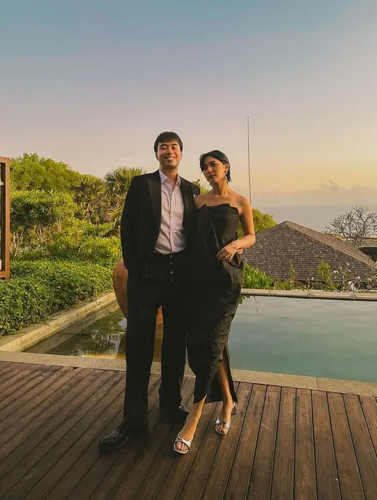 Sedangkan di resepsi pernikahan Enzy Storia, keduanya tampil dengan busana serba hitam. Vidi Aldiano dengan setelan jas dan celana panjang hitam, dipadu padankan dengan kemeja putih. Sheila Dara cantik mengenakan strapless dress hitam dengan detail slit di bagian belakang. [Foto: Instagram/vidialdiano]