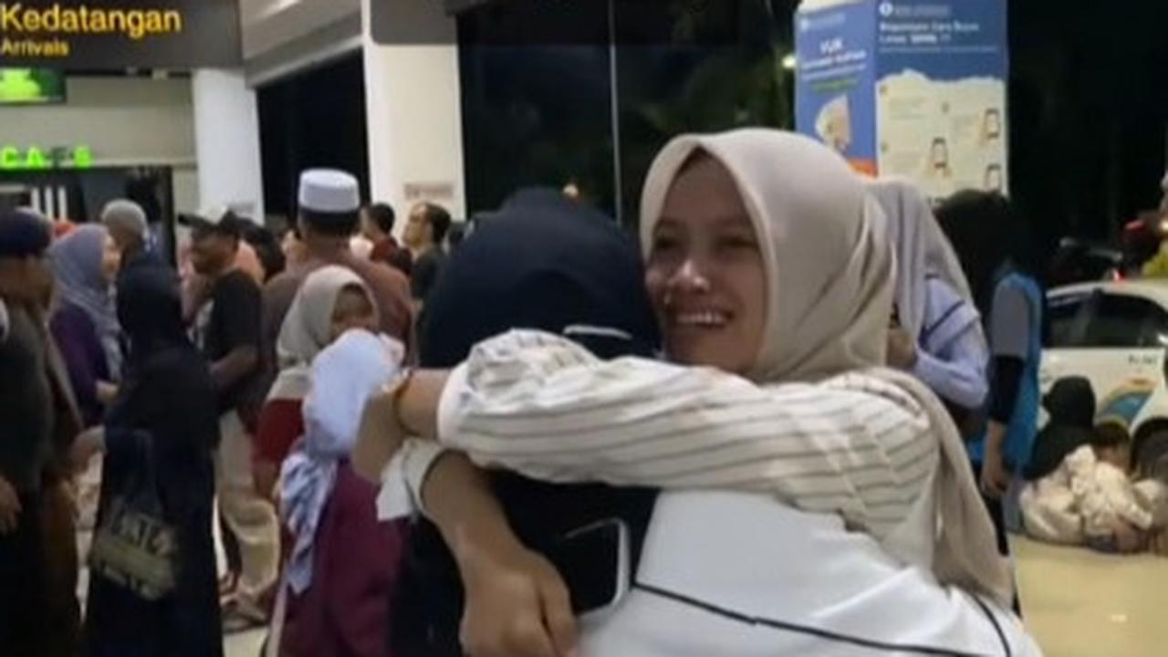 Peluk Erat Bak Lepas Kerinduan, Momen Wanita Sambut Ibunda yang Datang Dari Luar Negeri Ini Bikin Haru