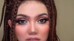 Meski hanya sebatas rambut palsu, terlihat penata rias rambut sukses menjadikan penampilan Rina Nose dengan rambut kepang ini banjir pujian Selaras dengan perannya yang berlaga ala gangster. (Liputan6.com/IG/@rinanose16).