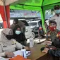 Petugas Satpol PP mendata salah seorang warga yang tidak mengenakan masker di area Pasar Kramat Jati, Jakarta, Rabu (17/6/2020). Petugas memberikan sanksi bagi pelanggar aturan PSBB seperti tidak mengenakan masker di luar rumah berupa denda Rp250 ribu per orang. (merdeka.com/Iqbal S. Nugroho)