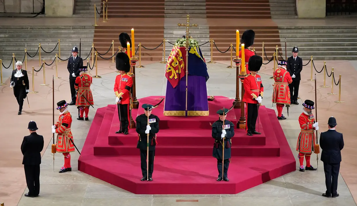 Black Rod berjalan melalui Westminster Hall pada pukul 06:29 untuk memberi penghormatan pada hari terakhir penyembahan kenegaraan di peti mati Ratu Elizabeth II di Westminster Hall, Istana Westminster, London, Inggris, Senin (19/9/2022). Para raja, ratu, dan kaisar dari berbagai negara dipastikan hadir di pemakaman Ratu Elizabeth II. (Yui Mok/Pool Photo via AP)