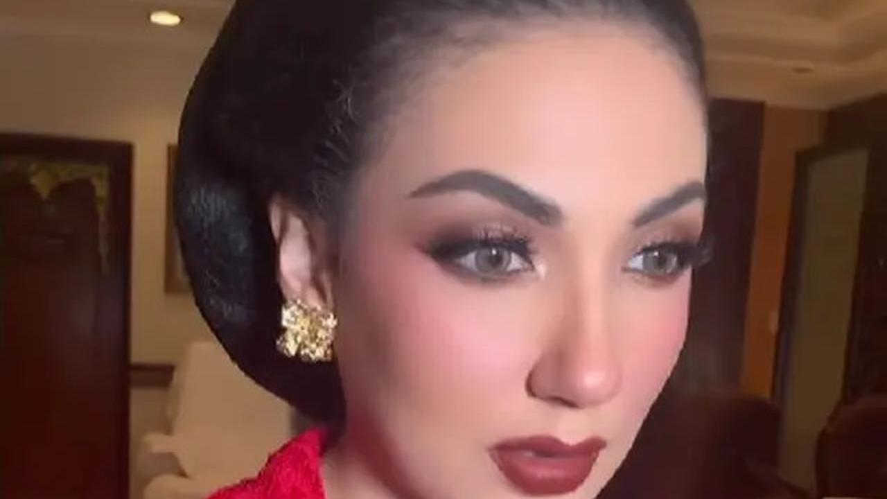 6 Gaya Ghina Raihanah saat Pakai Kebaya, Elegan Memesona