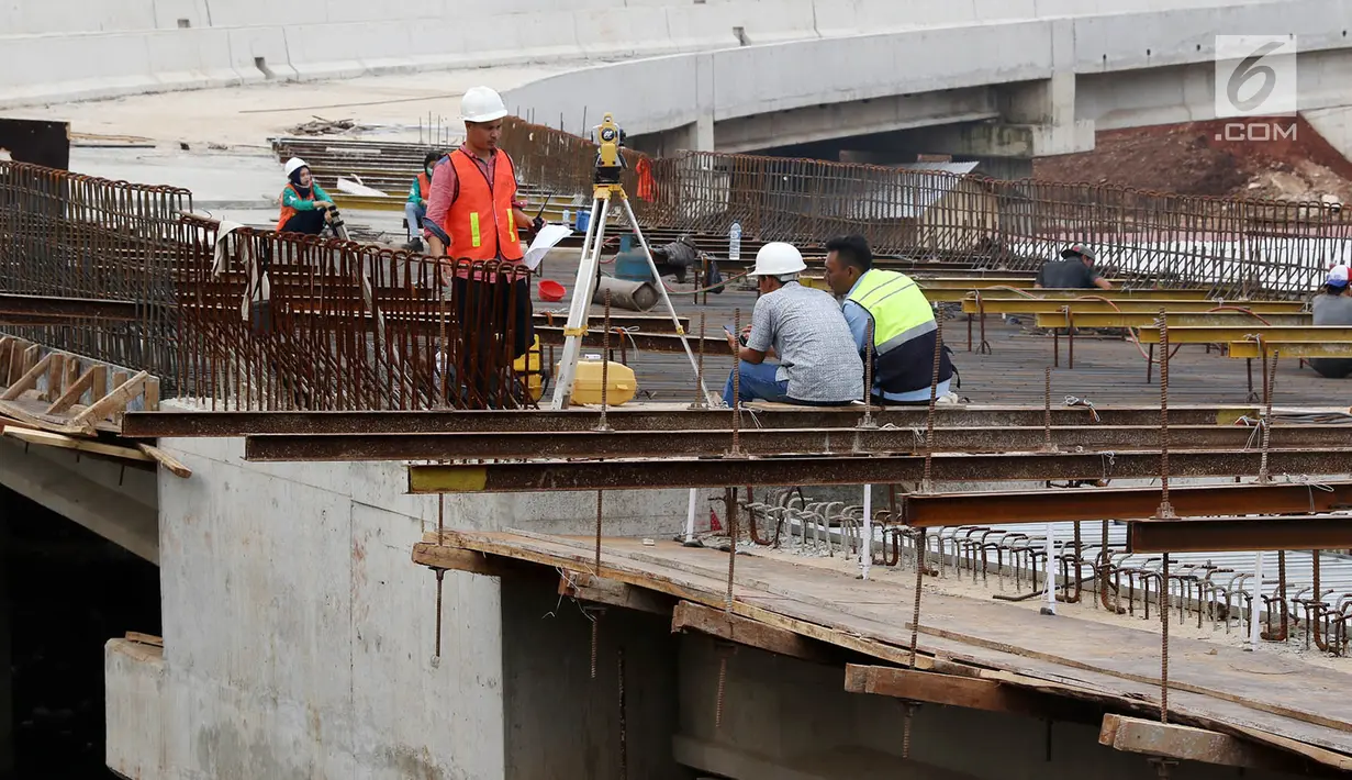 Pekerja menyelesaikan pembangunan proyek Tol Depok - Antasari (Desari) di TB Simatupang, Jakarta, Jumat (14/7). Proyek tersebut terbagi dua seksi, yakni seksi I ruas Antasari-Sawangan dan seksi II ruas Sawangan- Bojonggede (Liputan6.com/Immanuel Antonius)