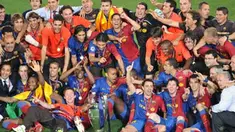 FC Barcelona's players celebrate with Champions League Cup after the trophy ceremony on May 27, 2009 at Olympic Stadium in Rome. Barcelona defeated Manchester United 2-0 in the final of the UEFA Champions League. AFP PHOTO/MLADEN ANTONOV