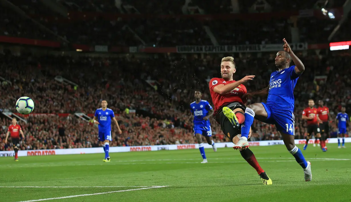 Pemain Manchester United, Luke Shaw (kiri) menendang bola ke gawang Leicester City dalam ajang Liga Inggris di Old Trafford, Manchester, Inggris, Jumat (10/8). Manchester United menang 2-1 atas Leicester City. (AP Photo/Jon Super)