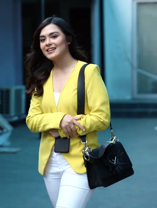 Ditemui di kawasan Kapten Tendean, Jakarta Selatan, Jumat (29/12/2017), Vebby mengakui bahwa ia dan Baim masih berkomunikasi. Meski memang tidak sesering waktu mereka masih berpacaran. (Nurwahyunan/Bintang.com)