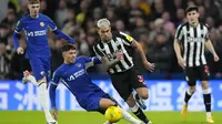 Gelandang Chelsea, Enzo Fernandez (kiri) berebut bola dengan gelandang Newcastle United, Bruno Guimaraes pada laga perempatfinal Carabao Cup 2023/2024 di Stamford Bridge, London, Rabu (20/12/2023) dini hari WIB. (AP Photo/Kirsty Wigglesworth)