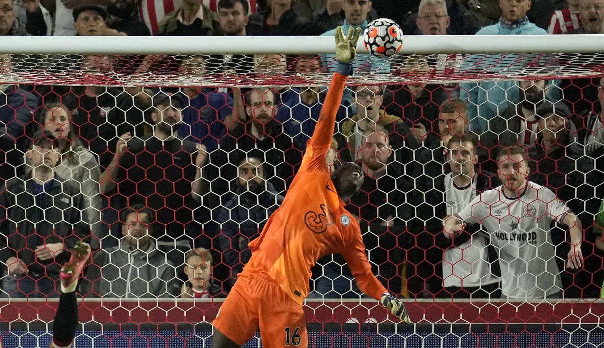 Mendy bahkan mampu menjaga gawangnya dari permaianan Bentford yang memiliki expected gol sebesar (xG) 1,95 sehingga membuat Chelsea tetap berada di posisi puncak klasemen. Situs resmi Liga Inggris memberinya suara 80,4%. (AFP/Matt Dunham)