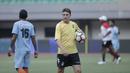 Pelatih Timnas Fiji, Christope Gamel, memimpin latihan jelang laga melawan Indonesia di Stadion Patriot, Bekasi, Jumat, (1/9/2017). Fiji akan menjalani laga Persahabatan melawan Indonesia. (Bola.com/M Iqbal Ichsan)