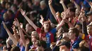Fans Crystal Palace merayakan kemenangan timnya saat Laga Liga Inggris di Selhurst Park, London, Sabtu (3/10/2015). Crystal Palace menang 20 atas WBA. Action Images via Reuters / Matthew Childs  Livepic