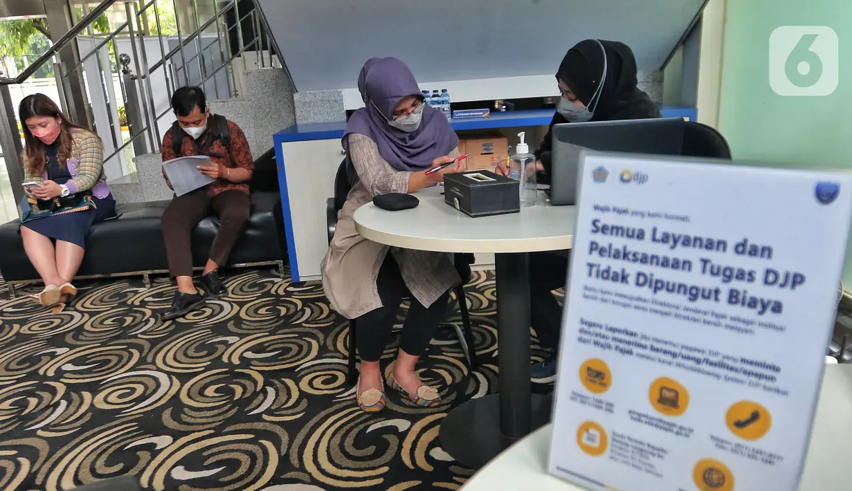 Petugas melayani wajib pajak di salah satu kantor pelayanan pajak pratama di Jakarta, Kamis (29/12/2022). Menteri Keuangan Sri Mulyani Indrawati menyatakan bahwa per 14 Desember 2022, penerimaan pajak telah mencapai Rp1.634,36 triliun. (Liputan6.com/Angga Yuniar)
