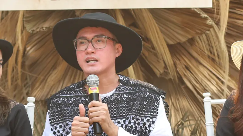 Barli Asmara Rilis Koleksi Monokrom (Adrian Putra/Fimela.com)