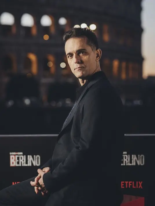 Ia dikenal sebagai sosok karismatik dan flamboyan. Penggemar serial ini pun jatuh hati dengan akting Pedro. [Instagram.com/pedroalonsoochoro]