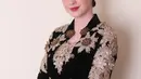 Seperti potret ini, ia memancarkan pesona ala ningrat dalam balutan kebaya velvet warna hitam yang dihiasi bordiran emas. [@arumibachsin_94]
