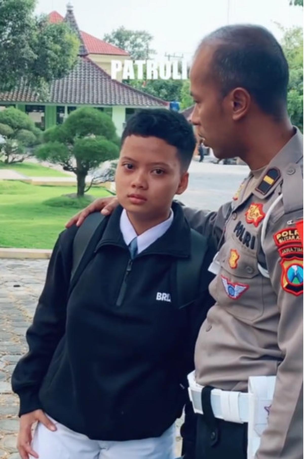 Momen Bocah Minta Tolong Antarkan Les ke Polisi, Alasannya Bikin Haru