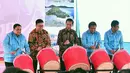 Presiden Jokowi (tengah) bersama Menkominfo Rudiantara (dua kanan), Ketua Umum PWI Margiono (kiri), dan Gubernur Sumbar Irwan Prayitno (kanan) memukul gendang saat HPN 2018 di Padang, Sumatera Barat, Jumat (9/2). (Liputan6.com/Pool/Biro Setpres)