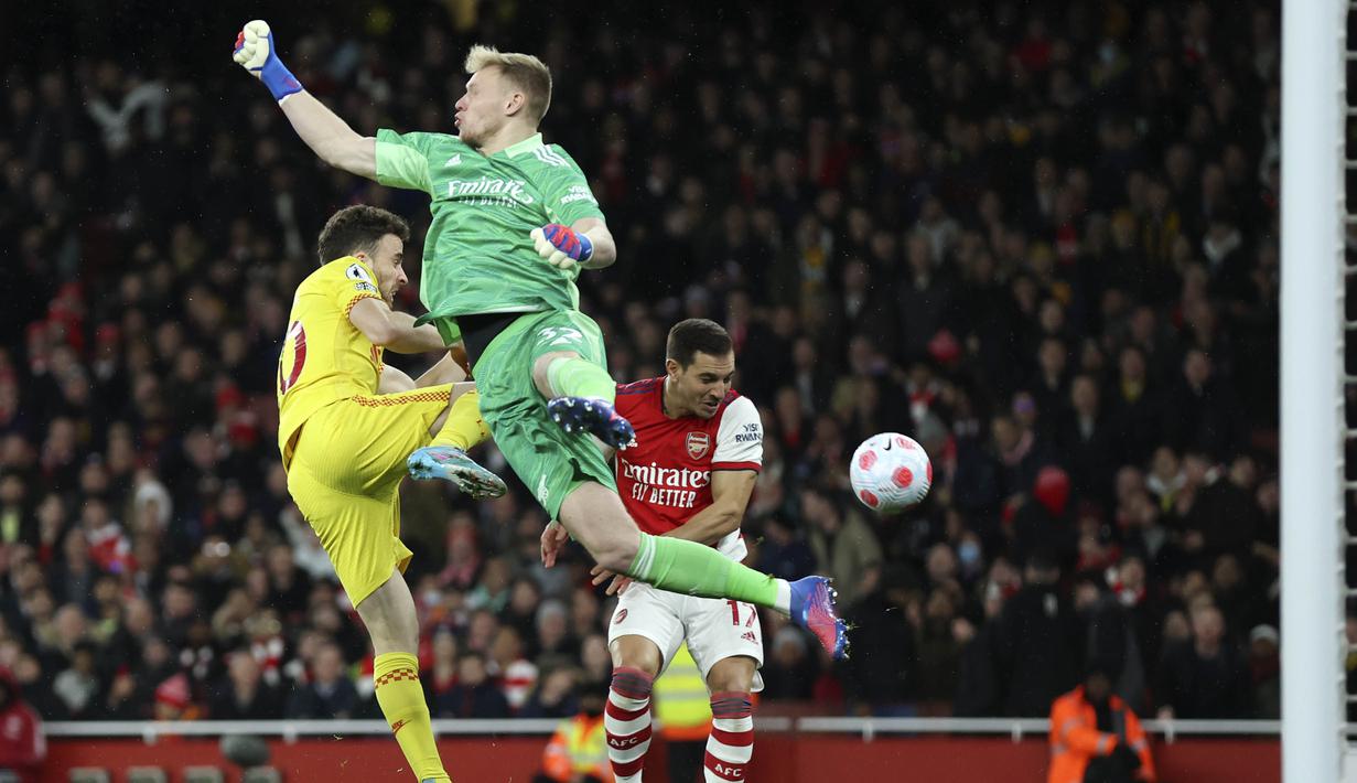 Kedua tim berani tampil terbuka. Adegan jual beli serangan terjadi sepanjang babak pertama, namun sayang tidak satupun menghasilkan gol. (AP/Ian Walton)